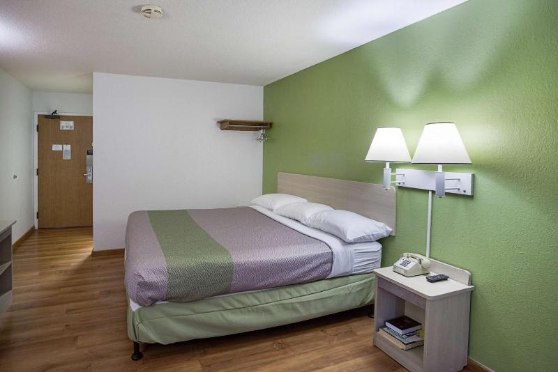 King Room - Non-Smoking image 2