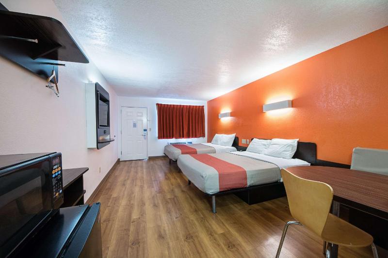 Deluxe Queen Room with Two Queen Beds - Smoking image 1