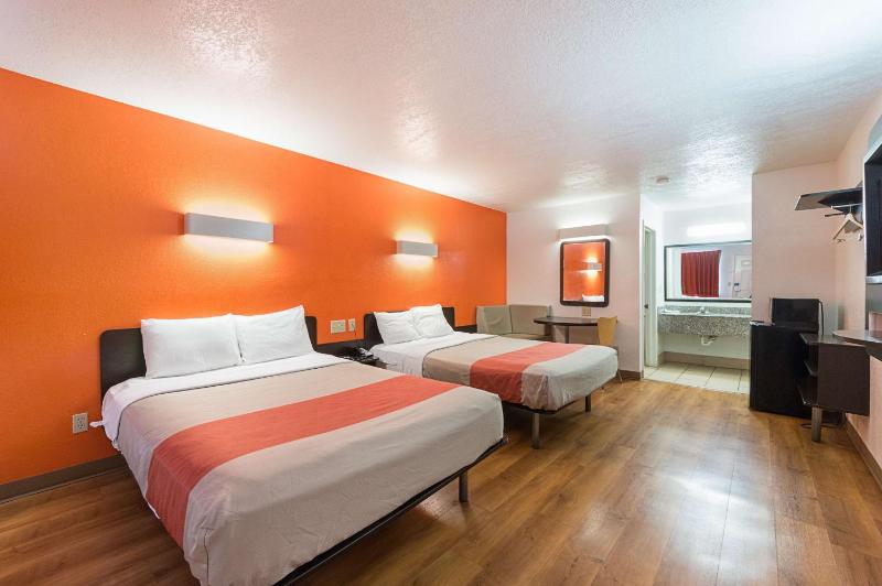 Deluxe Queen Room with Two Queen Beds - Smoking image 2