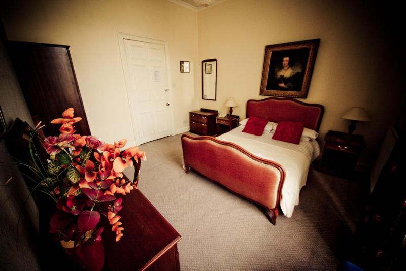 Classic Double Room image 2