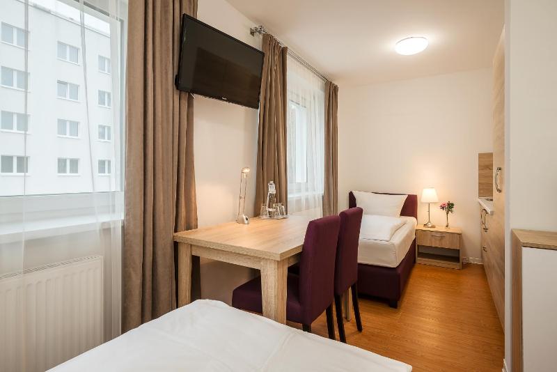 Basic Triple Room image 3