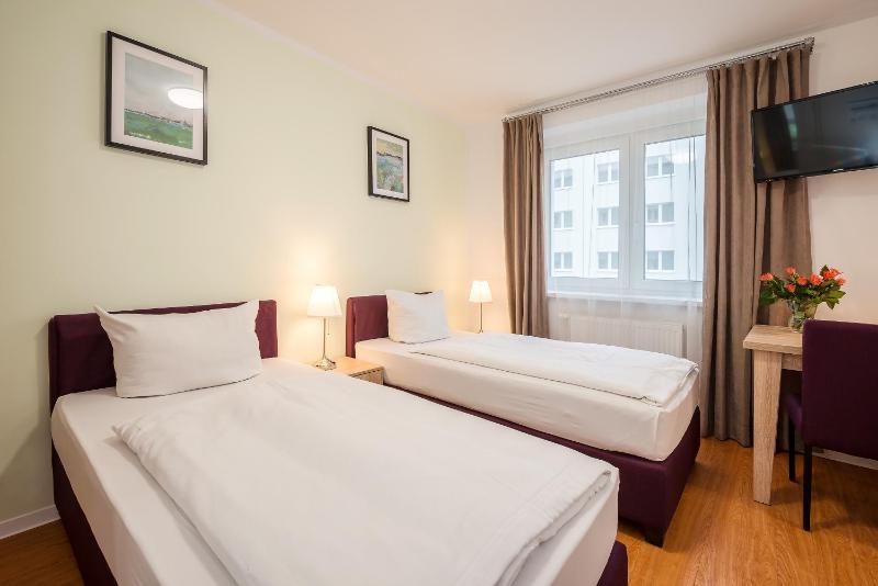 Basic Triple Room image 2