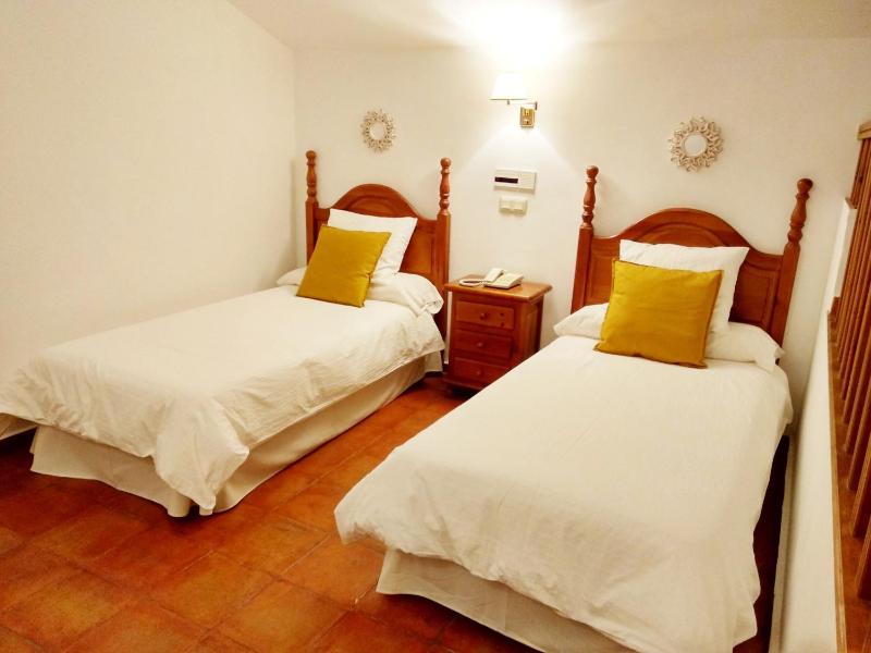 Double Room with Extra Bed image 4