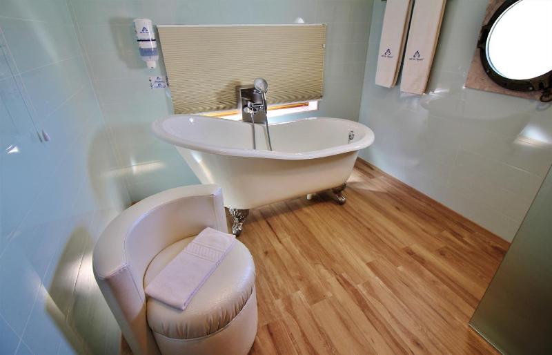 Twin Room with Bath image 4