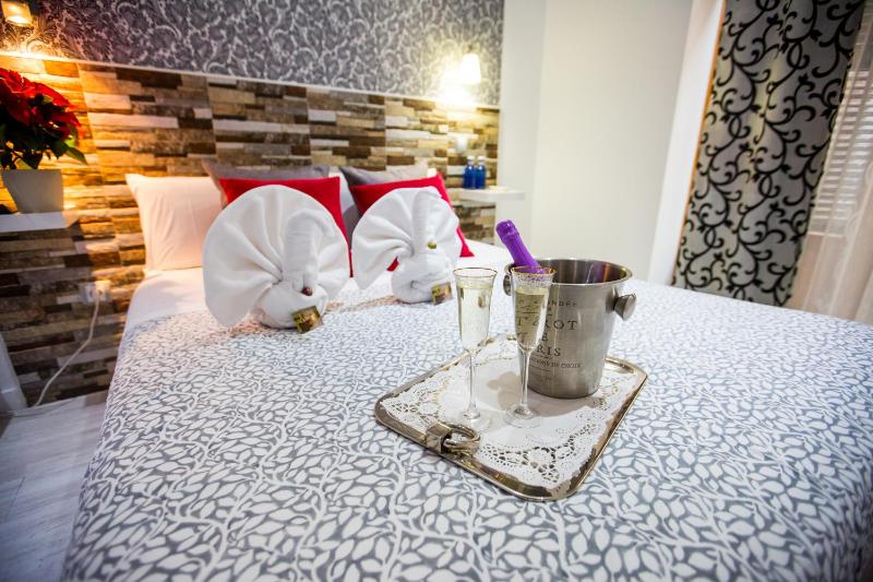 Hostal Adis - image 11