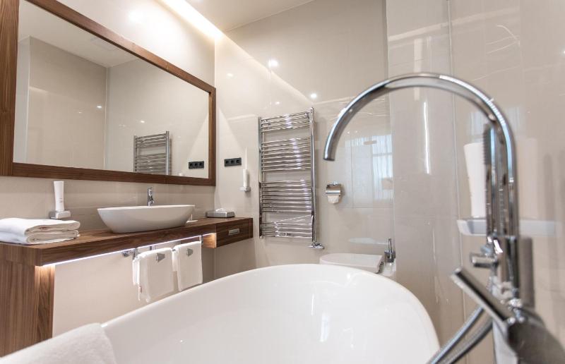 Deluxe Double or Twin Room image 3
