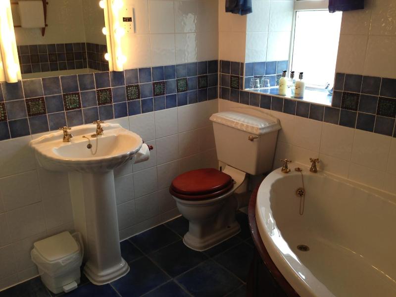 Superior Four-Poster King Room image 1