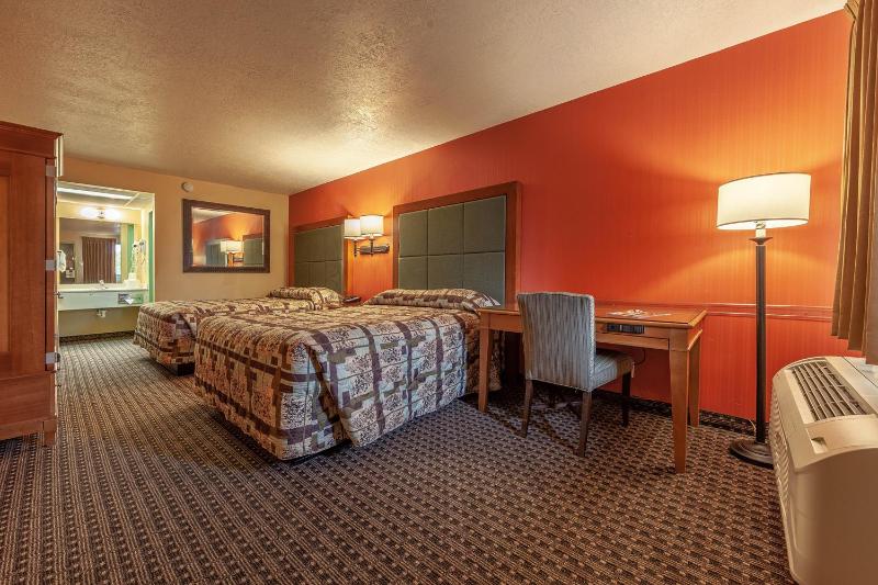 Queen Room with Two Queen Beds image 2