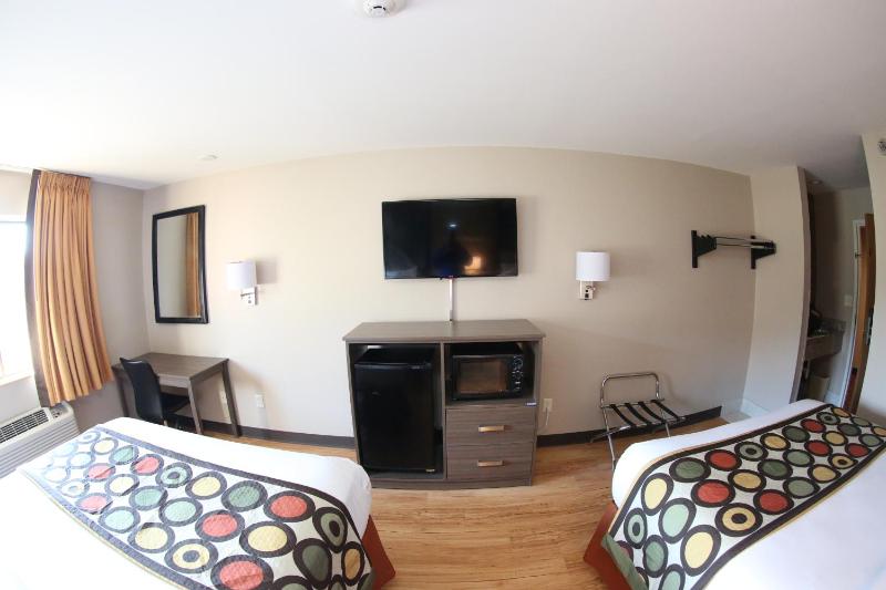 Queen Room with Two Queen Beds - Non-Smoking image 3