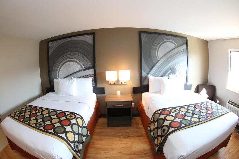Queen Room with Two Queen Beds - Non-Smoking image 2