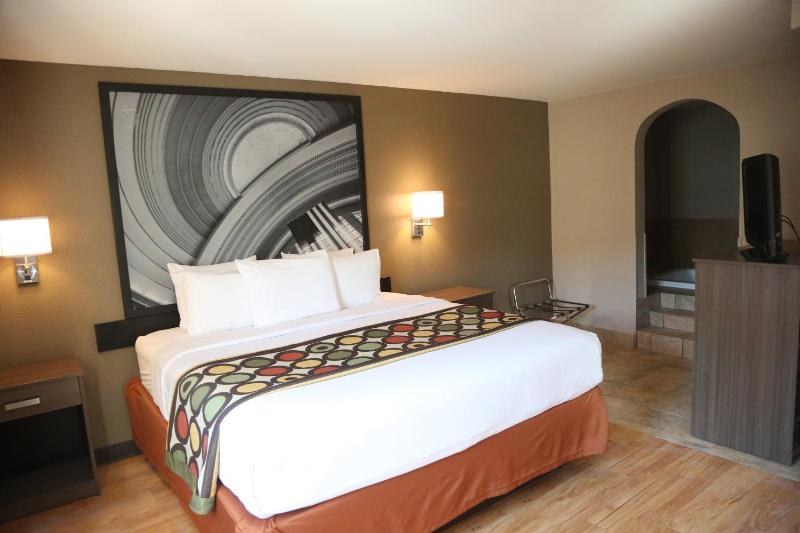 Deluxe King Suite - Non-Smoking image 2
