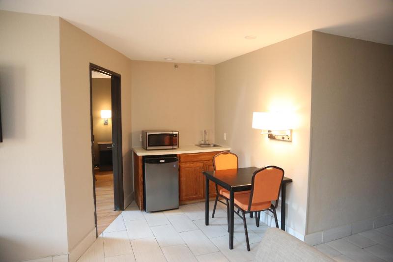 Deluxe King Suite - Non-Smoking image 4
