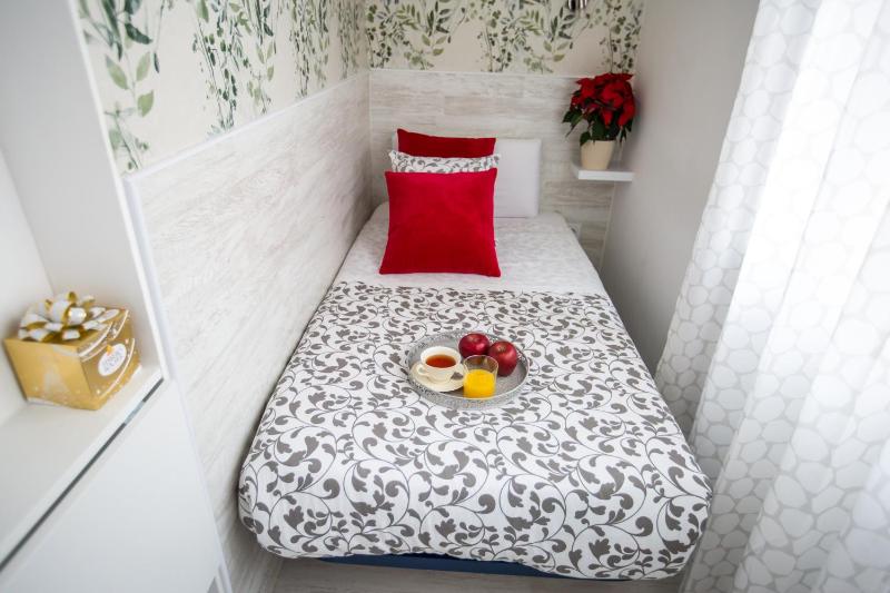Single Room with Bathroom image 4