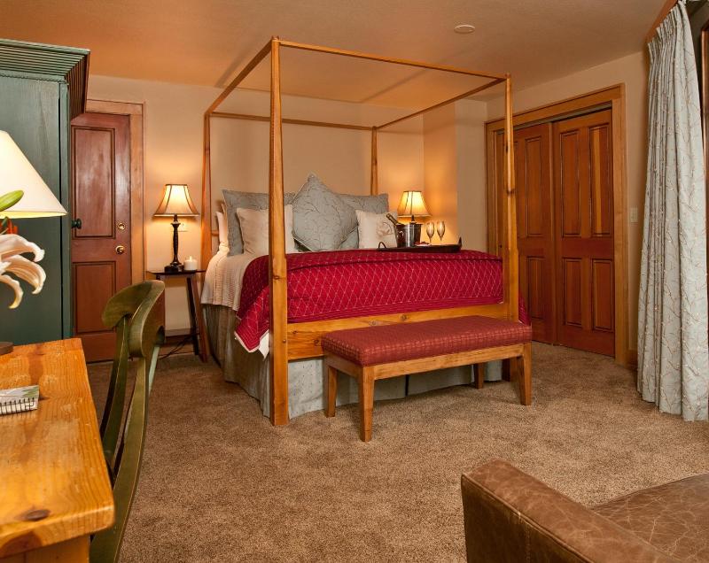 Queen Room with Creek View image 3