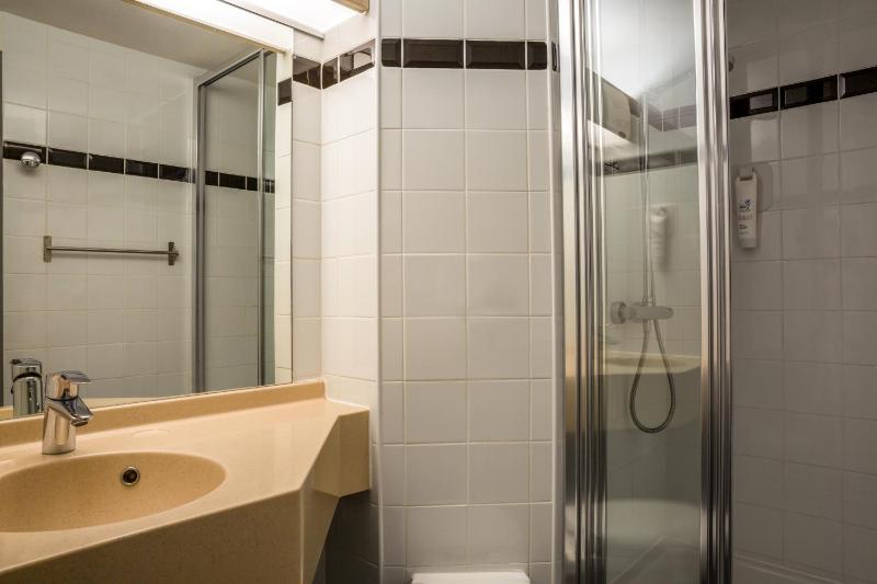 Standard Double Room image 3