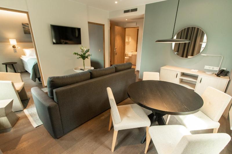 One-Bedroom Suite image 3