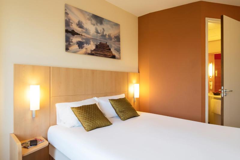 Deluxe Double Room image 3