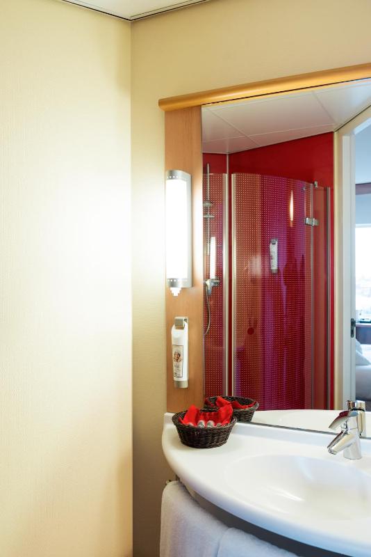 Deluxe Double Room image 2