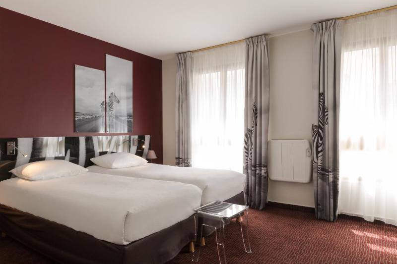 Twin Room image 2