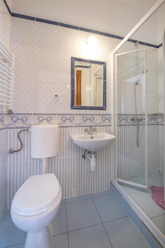 Twin Room with Private Bathroom image 1