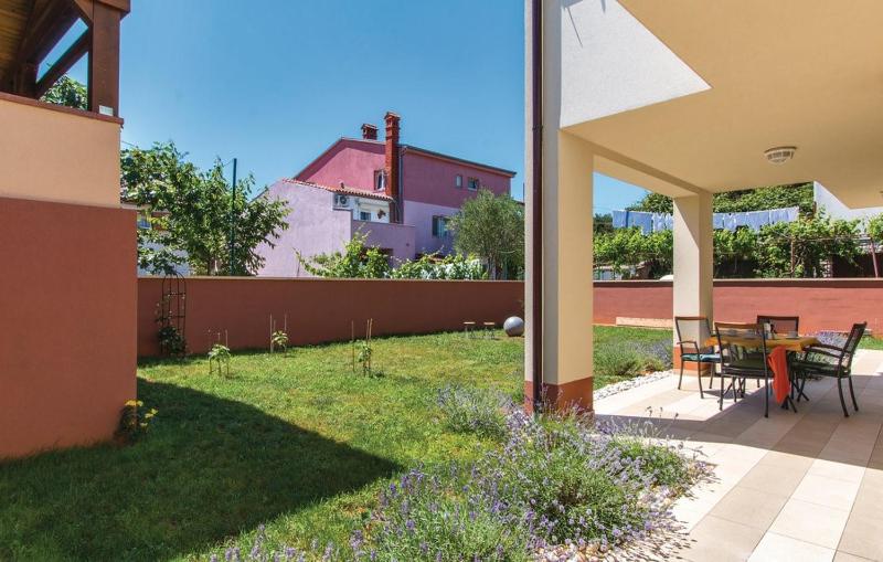 Garden apartment with terrace and grill - image 7