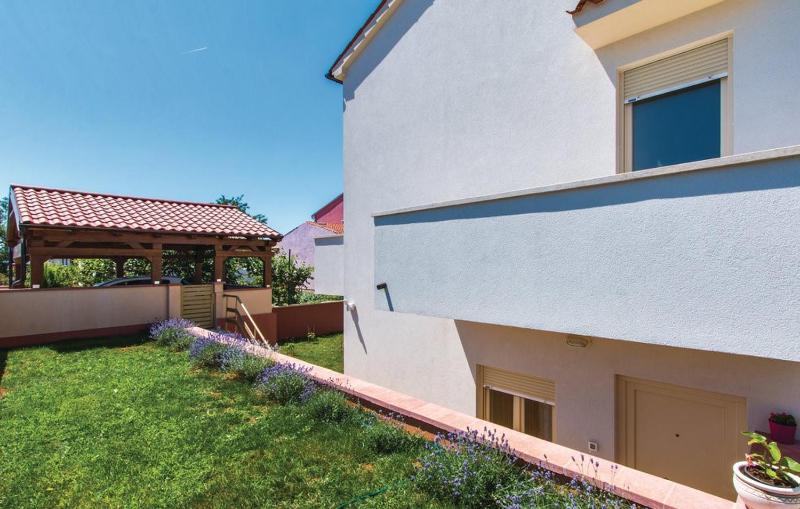 Garden apartment with terrace and grill - image 20
