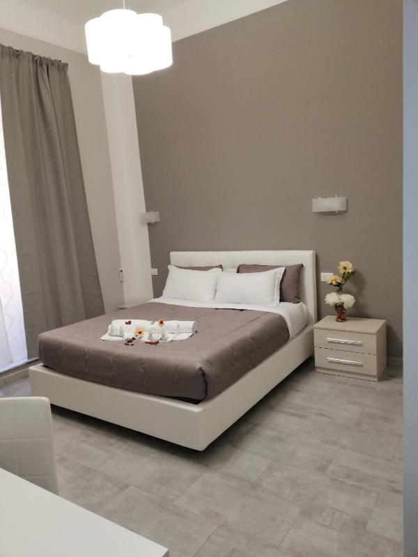 Standard King Room image 2