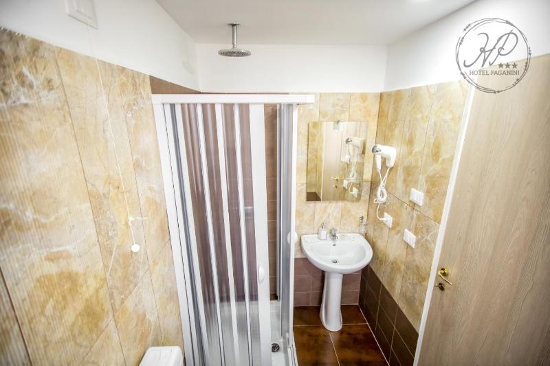 Triple Room with Private Bathroom image 4