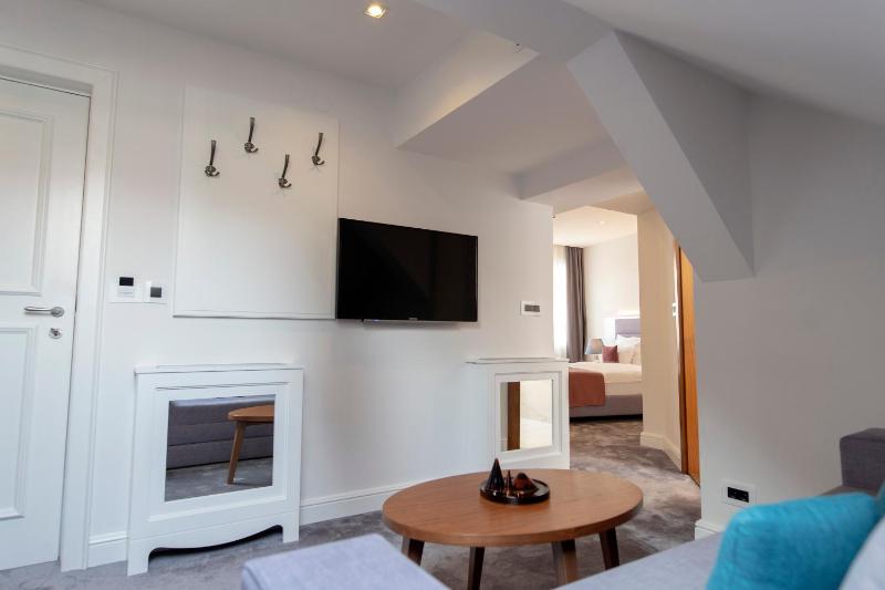 Two-Bedroom Apartment with Free Parking image 4
