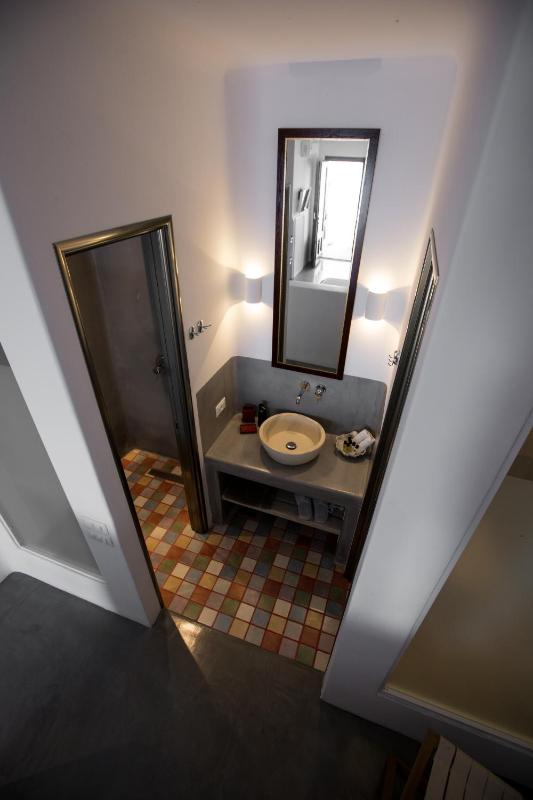 Honeymoon Suite with Caldera View image 1
