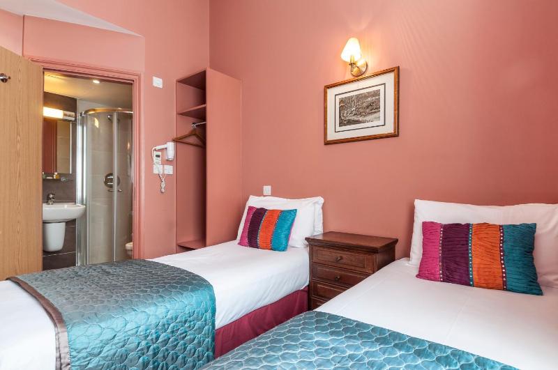 Twin Room image 2