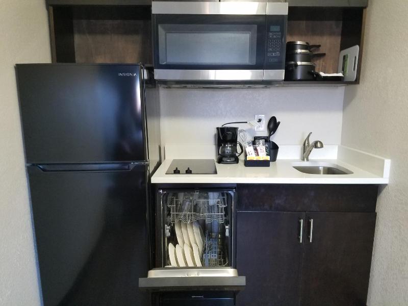 Two Queen Beds Kitchenette Suite - Non-Smoking image 3