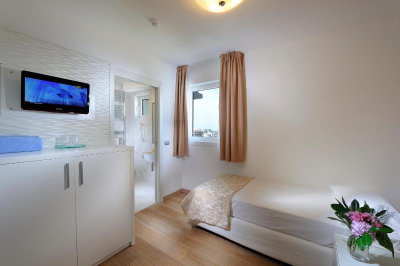 Two-Bedroom Suite with Sea View image 4