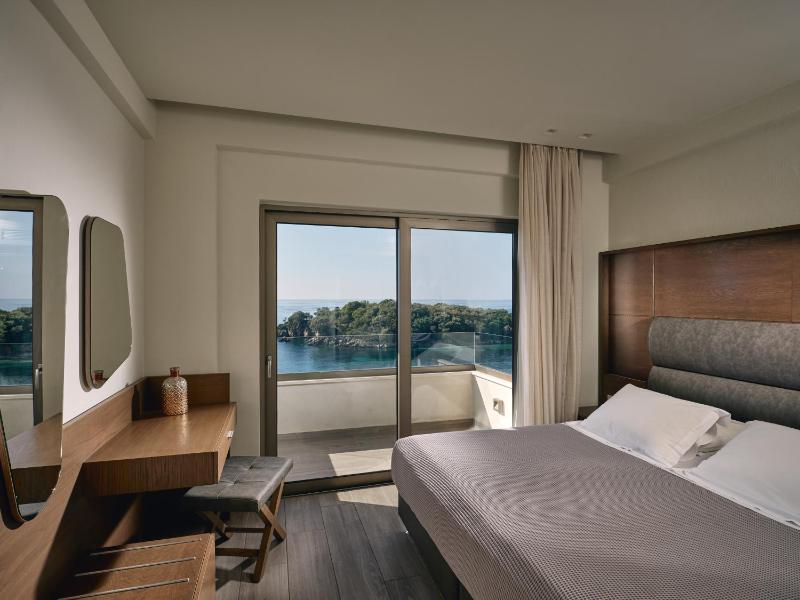 Deluxe Suite with Sea View image 1