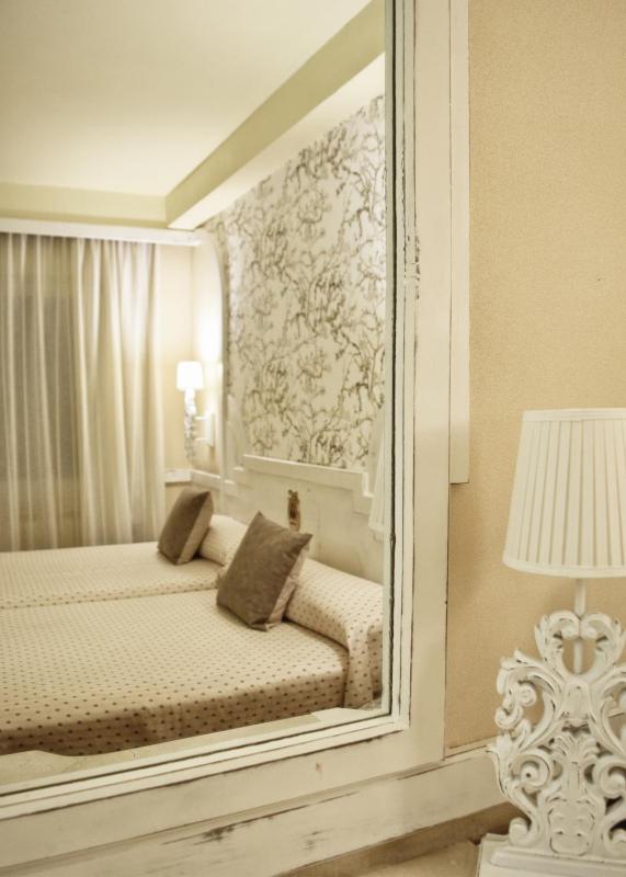 Twin Room with Extra Bed (2 Adults + 1 Child) image 3