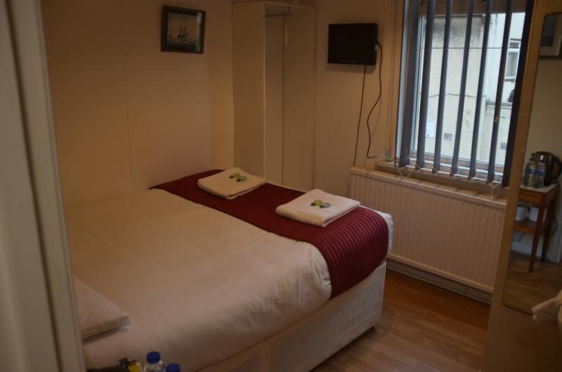 Double Room with Shared Bathroom image 4