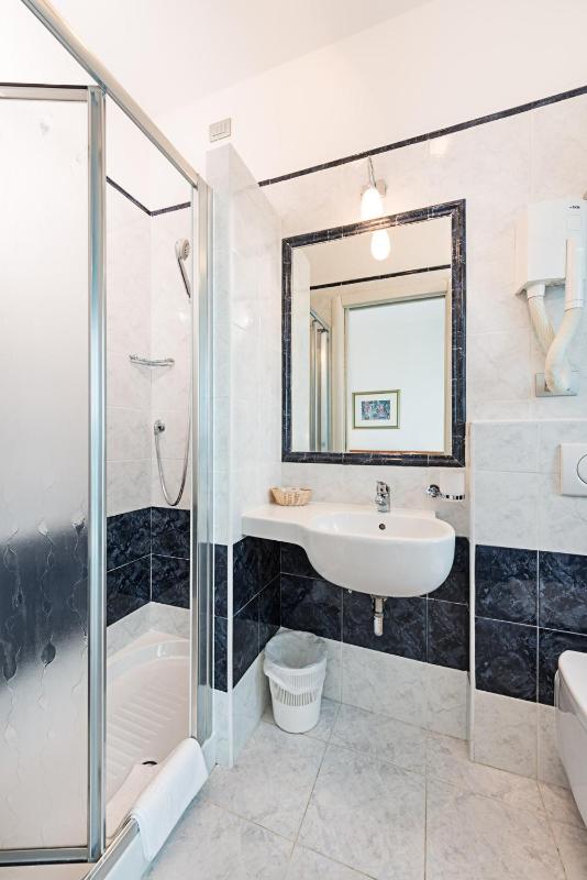 Quadruple Room with Balcony image 2