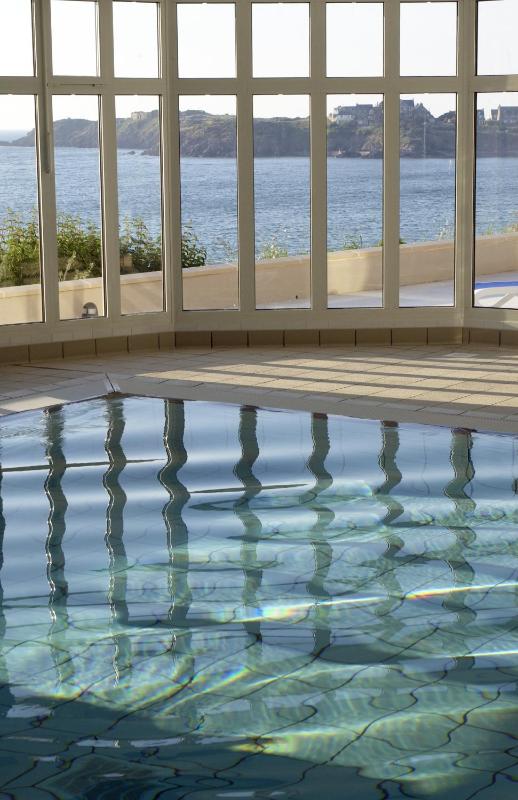 One-Bedroom Apartment (4 Adults) with Partial Sea View image 3