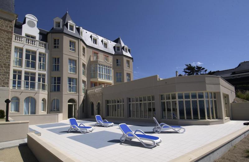 Two-Bedroom Apartment (4 Adults) with Sea View image 3