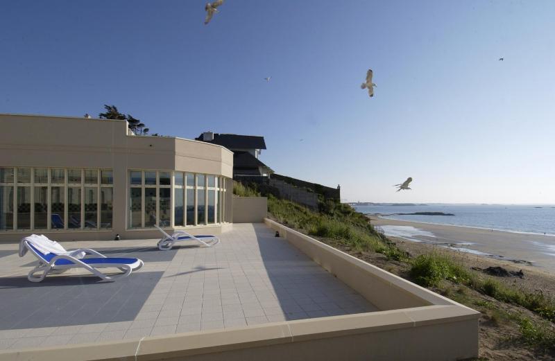 Two-Bedroom Apartment (4 Adults) with Sea View image 2
