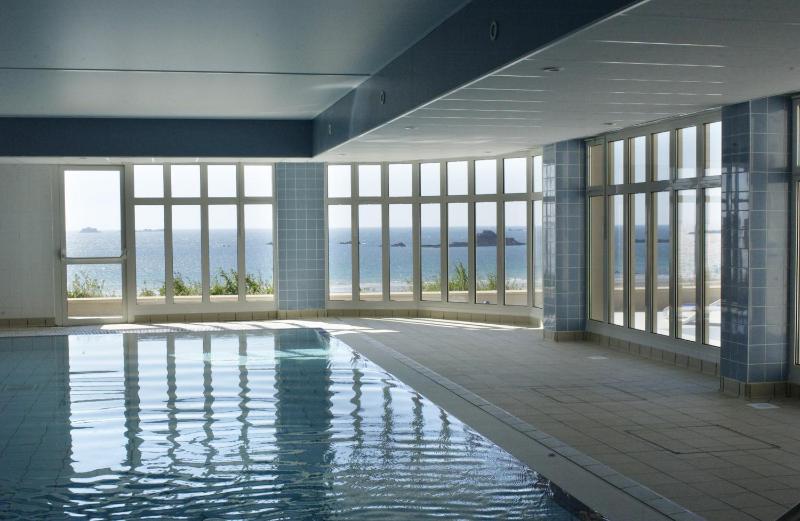 Two-Bedroom Apartment (6 Adults) with Sea View image 3