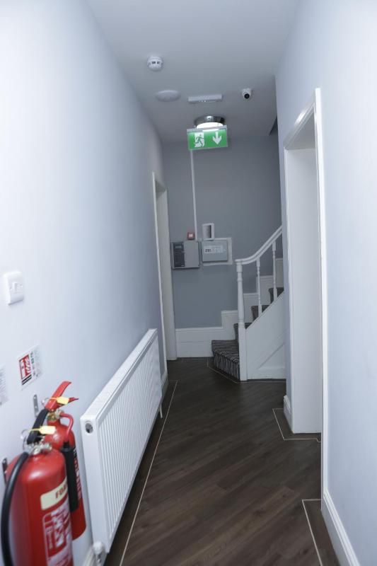 Twin Room image 4