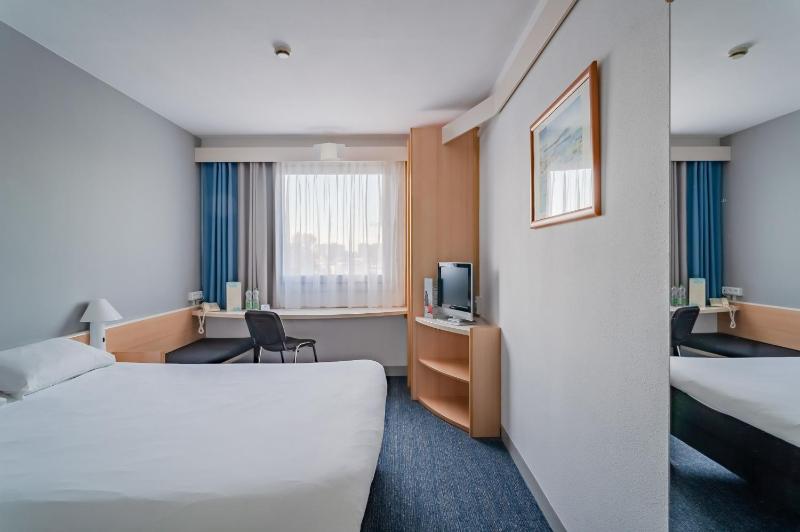 Double Room image 3