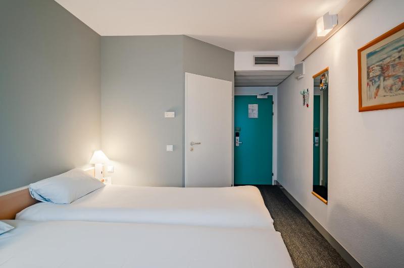 Twin Room image 4