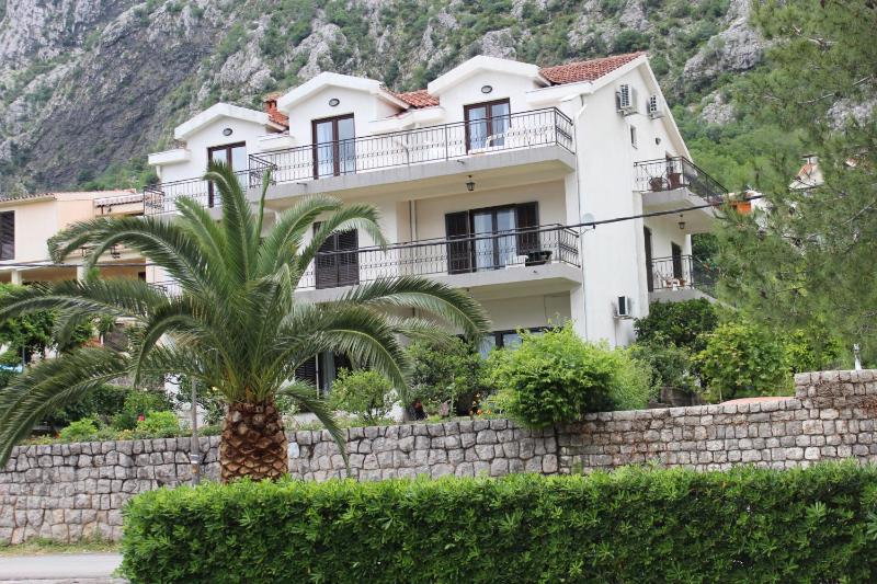 One-Bedroom Apartment with Balcony and Partial Sea View image 4