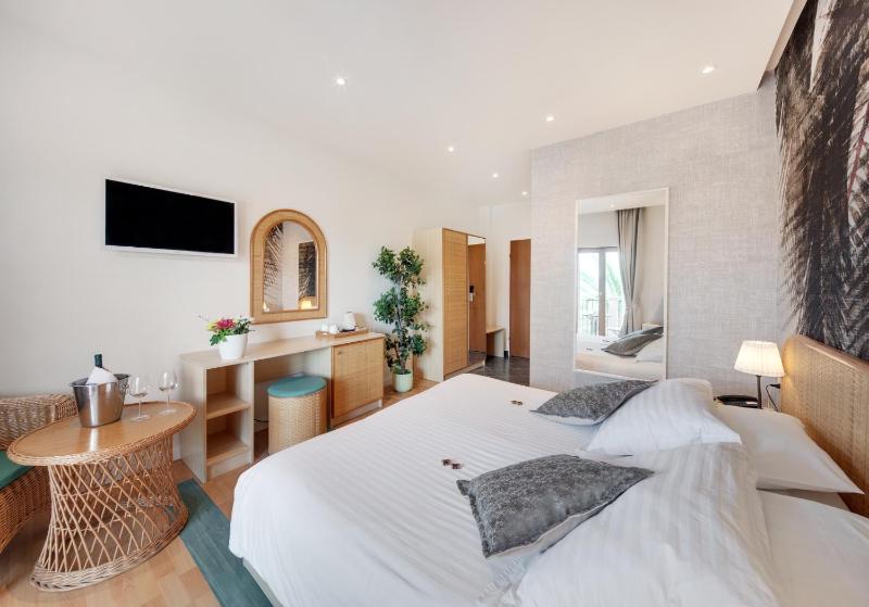 Superior Double or Twin Room with Balcony and Sea View image 2