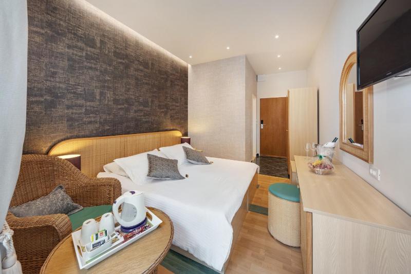 Superior Double or Twin Room with Balcony and Garden View image 1