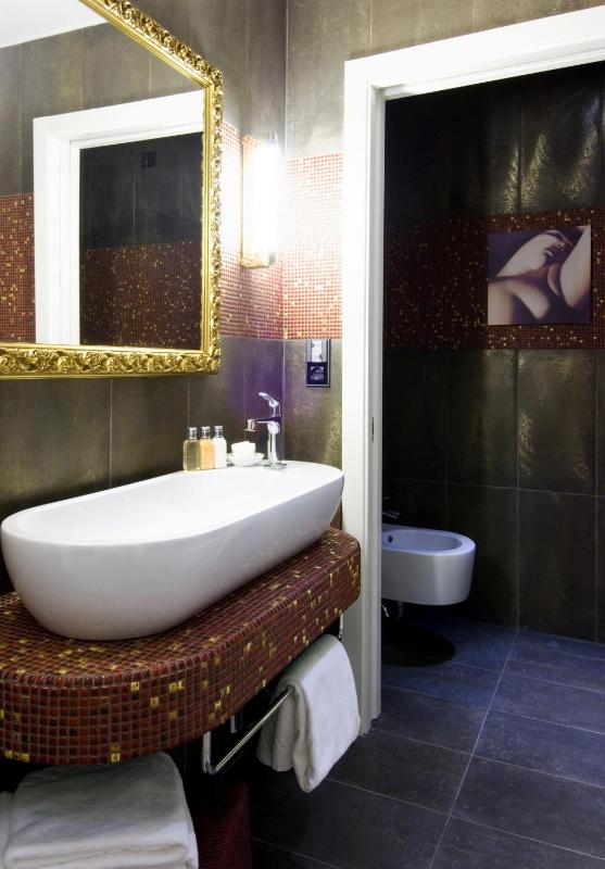 Superior Double Room with Shower image 4