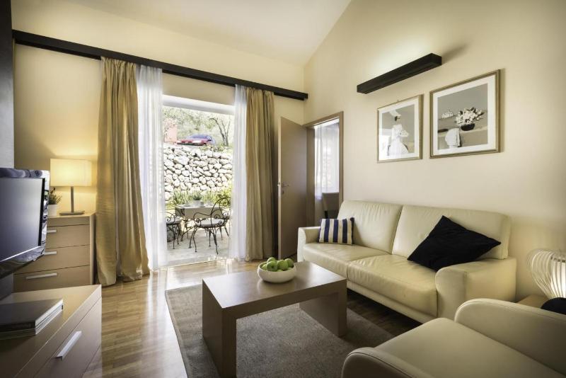 One-Bedroom Apartment (3 Adults) image 4