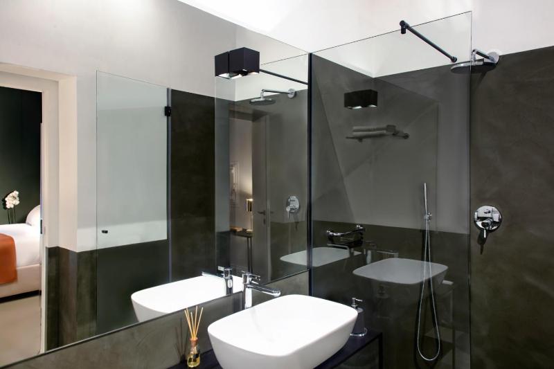 Queen Room with Spa Bath image 4